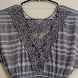 Mossimo Women's Size XS Boho Chic Knit Floral Crocheted Back Gray Striped Top‎